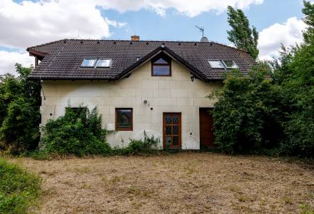                                     VEŘEJNÁ DRAŽBA - RD 6+1, garáž, ÚP 206m2 a spoluvlastnické podíly id. 1/2 na pozemcích, pozemky celkem 1400m2, Cvrčovice, Kladno
                                