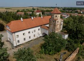 Prodej rozsáhlého areálu se zámkem Vlasatice, jízdárna, zázemí pro chov koní, pozemky celkem 83.936 m2, Brno-venkov