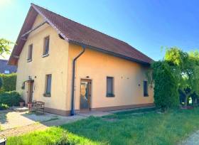 Prodej RD užitná plocha 148 m2, s krytým zahradním bazénem, pozemky celkem 1197 m2, Nový Drahov, Třebeň