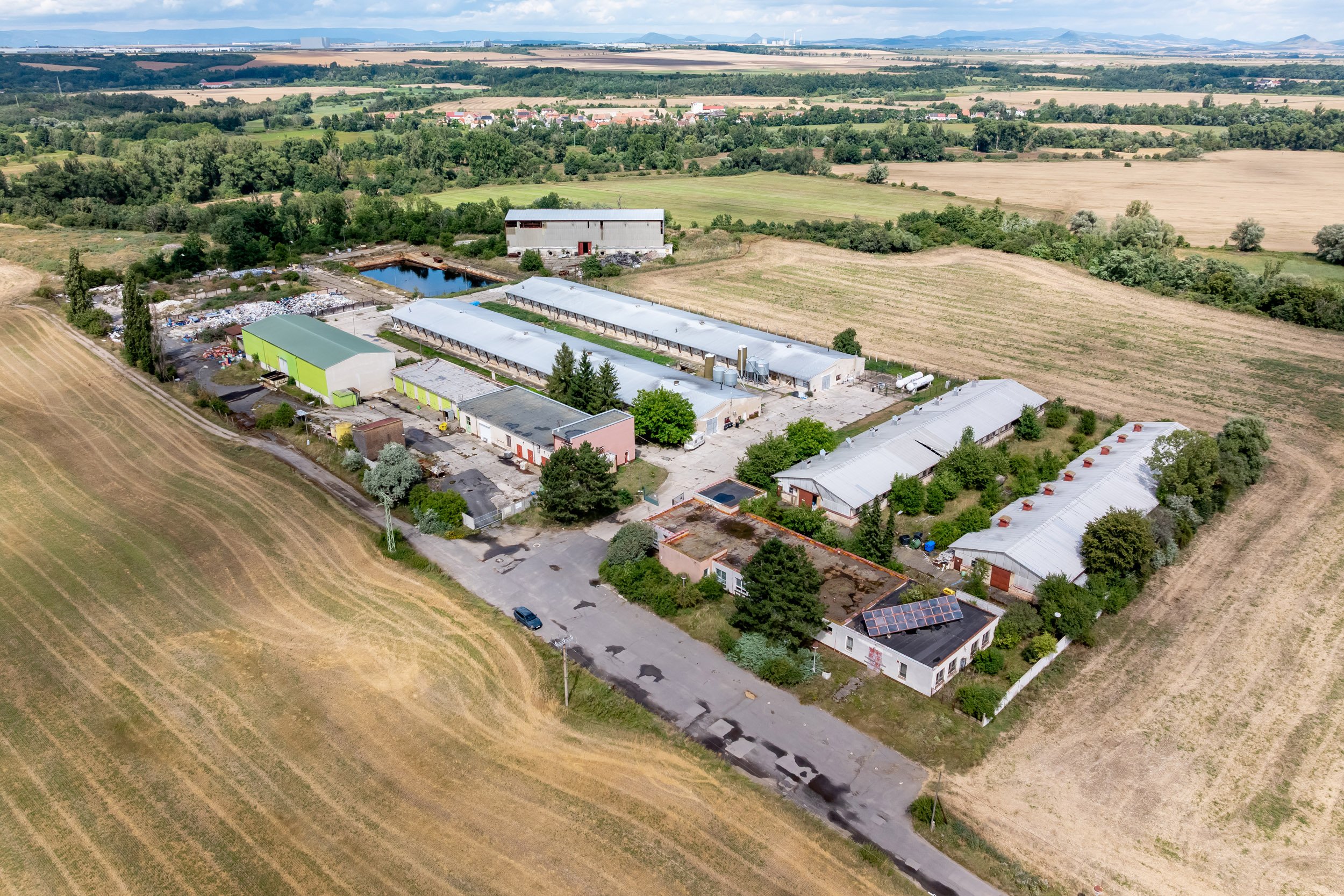 Prodej provozního areálu, užitná plocha 3.347 m2, pozemky celkem 46.263 m2, Bezděkov, Žatec, z majetku Femme Plus, a.s.