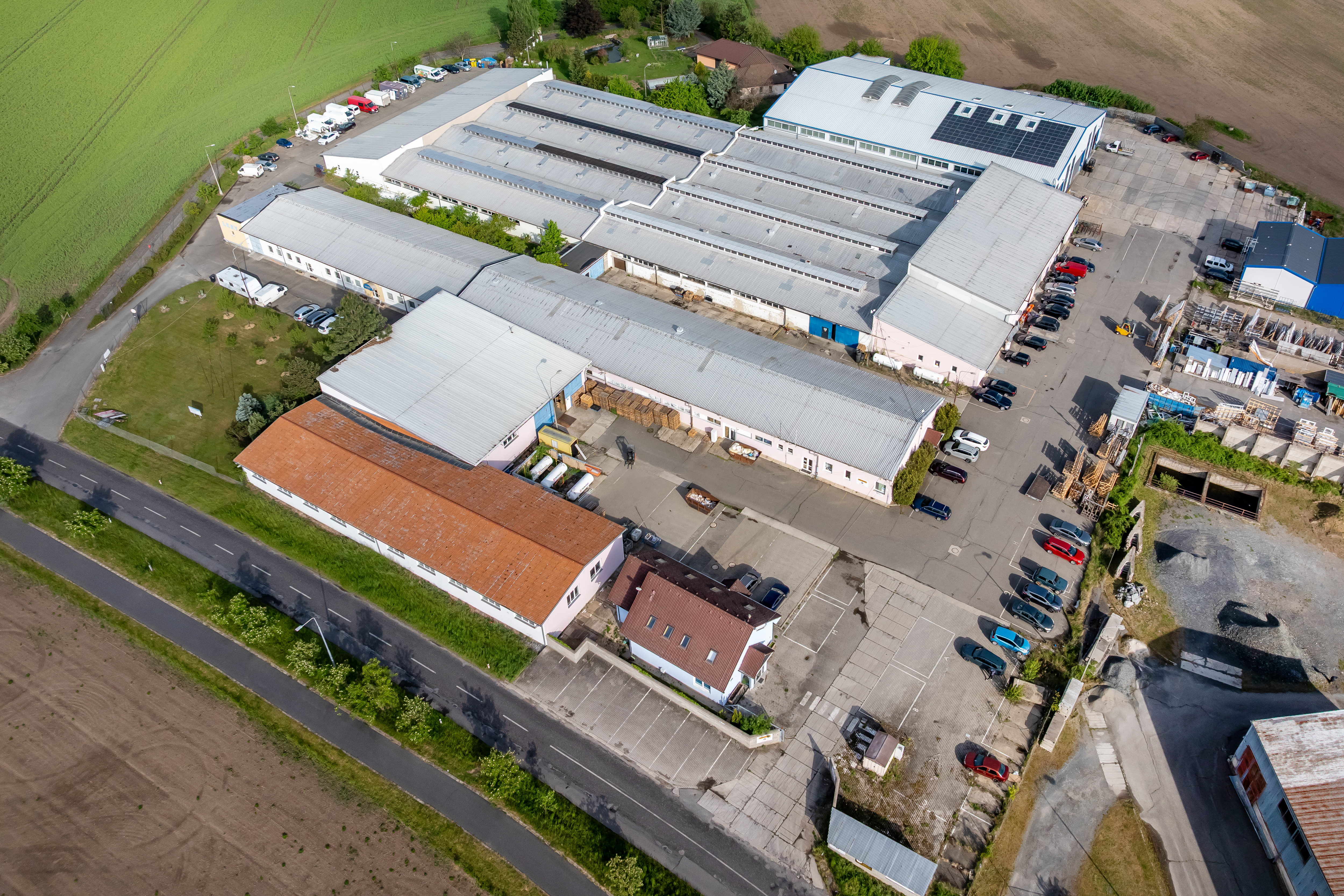 Prodej multifunkčního areálu, užitná plocha 5.167 m2, pozemky celkem 9.051 m2, Milčice u Peček, Středočeský kraj