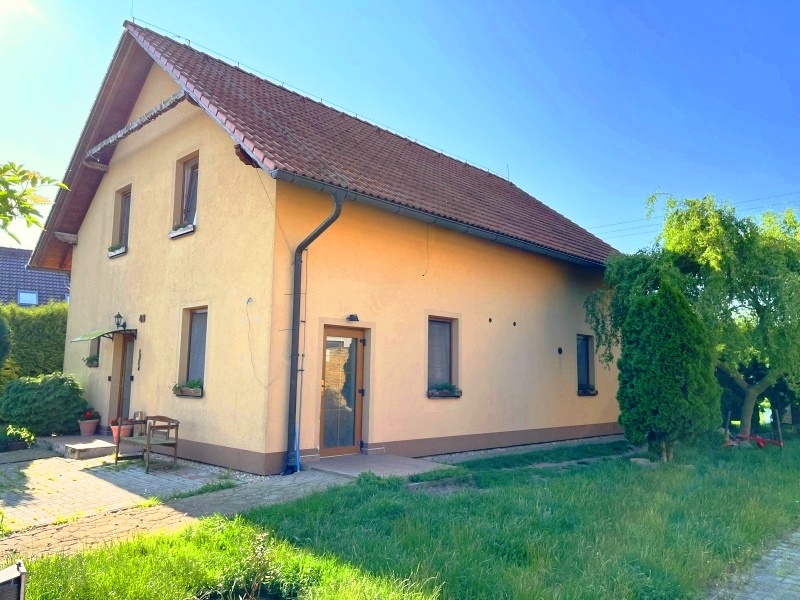 Prodej RD užitná plocha 148 m2, s krytým zahradním bazénem, pozemky celkem 1197 m2, Nový Drahov, Třebeň