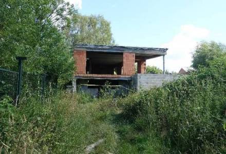                                     Prodej - pozemek 306m2 s rozestavěnou stavbou RD (nepovolená stavba), z majetku dlužníka K4K Holding s.r.o.
                                