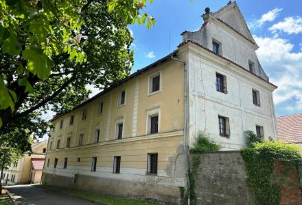                                     Prodej budovy bývalé sýpky, pozemky celkem 1040 m2, vč. studie  (byty) na památkovou obnovu s přístavbou, centrum Kutná Hora
                                