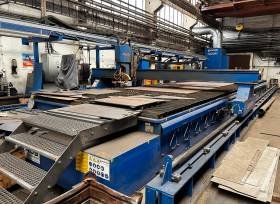Prodej CNC pálicích strojů Omnicut 4000  a Omnicut 5000G, kompresoru a ocelové podlahy HP30x2000x12000, z majetku Tesasing s.r.o