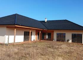 VEŘEJNÁ DRAŽBA – Stavba RD ÚP 272 m2 s garáží 70 m2 před kolaudací, bazén, pozemky 5172 m2, Semice u Písku