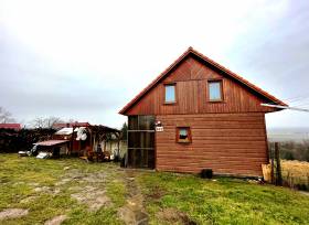 Prodej RD, dispozice 4+1, zastavěná plocha 58 m², pozemky celkem 947 m², obec Semtěš, Středočeský kraj 