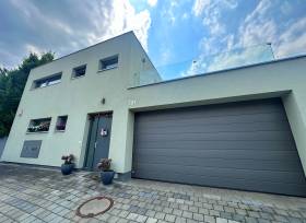 Prodej RD 5+kk s užitnou plochou 216 m2, bazén, dvougaráž, pozemek 479 m2, vyhledávaná lokalita Praha-Lipence